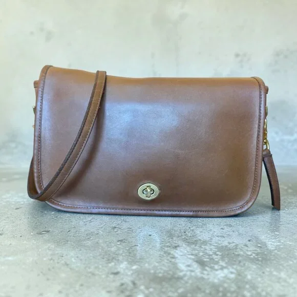 Vintage Coach 2325 British Tan NYC Glove Tanned Leather Turnlock Flap Bag USA